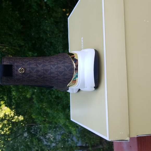 Brand new Michael Kors sneakers in a size 9M - Picture 3 of 4